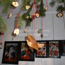 Podmalby na skle a tradiční vánoční výzdoba. Foto: Kamila Dvořáková