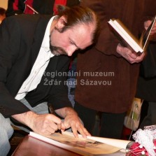 Autogramiáda - Miloslav Lopaur podepisuje zájemcům Žďárský uličník. Foto: Lenka Kopčáková, archiv Novin žďárské radnice