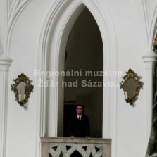 Interiér kostela po opětovném rozsvícení elektrického osvětlení. Na ochoze Mgr. Stanislav Mikule. Foto: Kamila Dvořáková