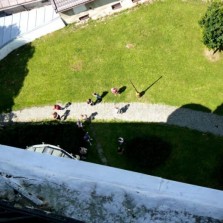 Pohled z věže na návštěvníky. Foto: Kamila Dvořáková