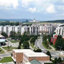 Poutní kostel sv. Jana Nepomuckého na Zelené hoře a paneláky na Libušíně. Foto: Kamila Dvořáková