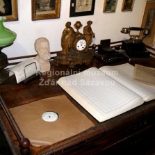 Pracovní stůl s katalogem sbírkových předmětů. Foto: Kamila Dvořáková