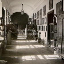 Muzejní sbírky v areálu žďárského zámku v roce 1955. Foto: Archiv RM