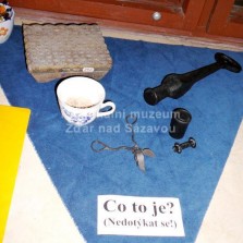 Součástí muzejní noci bylo také hádání k čemu sloužily tyto předměty. Foto: Kamila Dvořáková