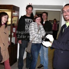 Návštěvníci se baví při hádání. Foto: Kamila Dvořáková