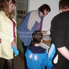 Průvodkyně seznamuje návštěvníky s počítačovou prezentací.
Foto: Kamila Dvořáková