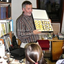 Vedoucí muzea a entomolog seznamuje návštěvníky se zajímavostmi z entomologické sbírky. Foto: Kamila Dvořáková