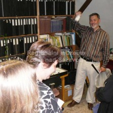 V podkroví se najen mluvilo a ukazovalo. Návštěvníci měli také možnost prohlédnout si některé zajímavosti pod mikroskopem. Foto: Kamila Dvořáková