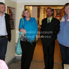 Druhý místostarosta města Žďáru Ladislav Bárta s autorem výstavy a jeho pomocnicemi. Foto: Kamila Dvořáková