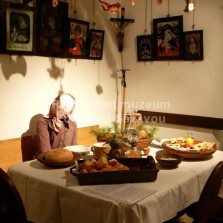 Kout s prostřeným štědrovečerním stolem. Foto: Kamila Dvořáková