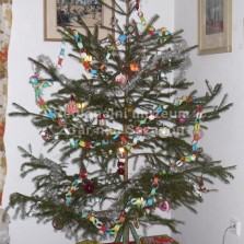 Vánoční stromeček s ozdobami ze 70. a 80. let. 20. stol. Foto: Kamila Dvořáková