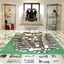 Model města, zachycující centrum Žďáru kolem roku 1850 a okolo fotografie městské zástavby. Foto: Kamila Dvořáková