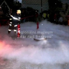 Ukázka hašení hořlavých kapalin pomocí hasícího přístroje. Foto: Kamila Dvořáková