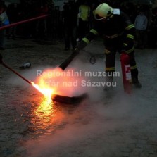 Ukázka hašení hořlavých kapalin pomocí hasícího přístroje. Foto: Kamila Dvořáková