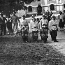 Cvičení mladých hasičů v historických unoformách (1953). Foto: Archiv SDH
