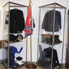 Čestný prapor a hasičské uniformy dnes i v minulosti. Foto: Kamila Dvořáková