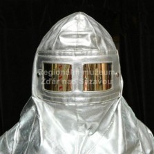 Detail žáruvzdorného azbestového obleku. Foto: Kamila Dvořáková