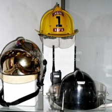 Zahraniční hasičské přilby. Foto: Kamila Dvořáková