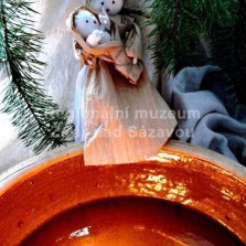 Pouštění lodiček z ořechových skořápek. Foto: Kamila Dvořáková