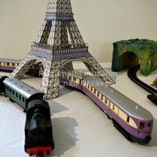 Vláčky pod papírovou Eiffelovou věží. Foto: Kamila Dvořáková