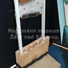 Doma vyrobené hračky - v tomto případě gilotina. Foto: Kamila Dvořáková