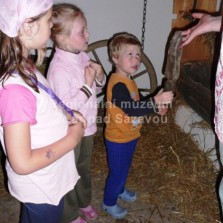 Malí návštěvníci ve stáji. Foto: Kamila Dvořáková