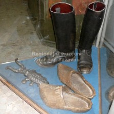 Holinky, dřeváky a litinový zouvák. Foto: Kamila Dvořáková