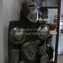 Zbroj zhotovená podle náhrobku anglického šlechtice. Foto: Kamila Dvořáková