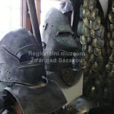 Šalíř, turnajová přilba zvaná psí nos a brigantýna se šupinami. Foto: Kamila Dvořáková