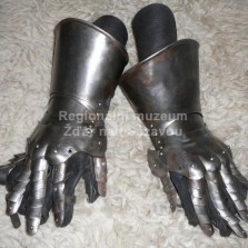 Plechové rukavice. Foto: Kamila Dvořáková