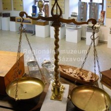 Váhy ze žďárského hotelu Škoda (zapůjčila rodina Škodových). Foto: Zdeněk Málek