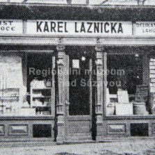 Lahůdkářství a koloniál Karla Lázničky ve Žďáře(1941). Foto: Archiv RM