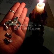 Odlévání cínu. Foto: Kamila Dvořáková