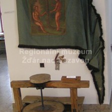 Hrnčířský kruh a cechovní prapor. Foto: Kamila Dvořáková