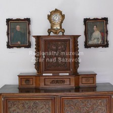 Příborník a hodiny z konce 18. století. Foto: Kamila Dvořáková