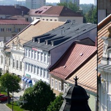 Domy na náměstí a detail fasády hotelu Veliš. Foto: Kamila Dvořáková