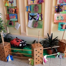 Chodba školy plná hmyzu. Foto: ZŠ a MŠ Bohdalec