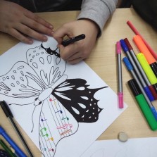 Práce na části společného díla. Foto: 1. ročník Státního gymnázia ve Žďáře n. S.