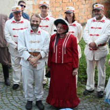 Manželé Binkovi a zámečtí hasiči. Foto: Antonín Zeman