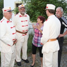Zámečtí hasiči diskutují s návštěvníky. Foto: Antonín Zeman