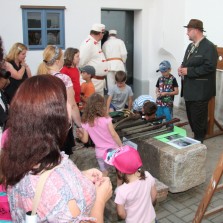 Pan Doležal s návštěvníky na dvoře Moučkova domu. Foto: Antonín Zeman