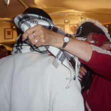 Dojemná péče o blaho manžela. Foto: Jarmila Krejčová