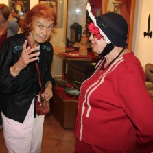 Paní Binková s návštěvnicí. Foto: Antonín Zeman