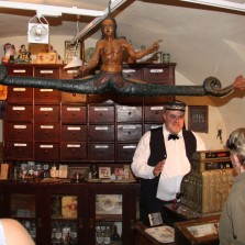 Hrdý majitel obchodu a fotograf. Foto: Antonín Zeman