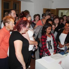 Návštěvníci přihlíží práci portrétisty. Foto: Antonín Zeman