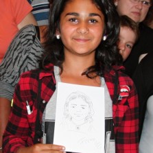 Mladá dáma s rychlým portrétem od mistra Ferenze. Foto: Antonín Zeman