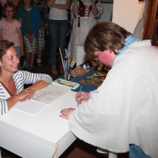 Portréty od mistra Ferenze jdou na dračku. Foto: Antonín Zeman