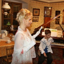 Paní Letovská v salónu hostí nadaného chlapce. Foto: Antonín Zeman