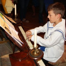 Budoucí hudební skladatel František Drdla hraje svou skladbu na svém piánu. Foto: Antonín Zeman