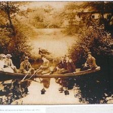 Volný čas - plavba po řece (1912). Foto: Archiv RM